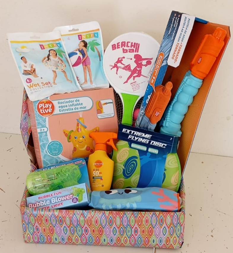 Cesta infantil: Toalla de microfibra playera · Pistola de agua grande · Paletas de playa · Pelota · Flotador · Rociador de agua inflable de Estrella de mar · Protección solar infantil 50 · Pistola de burbujas · Disco volador